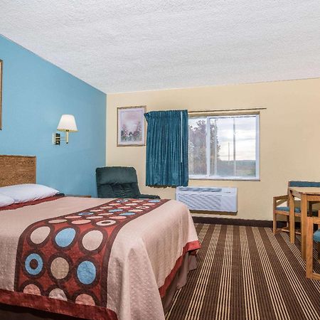 Hotel Super 8 By Wyndham Osseo Wi Esterno foto